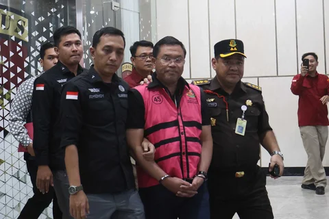 Mantan wakil kepala Badan Gizi Nasional Sony Sonjaya digiring ke mobil tahanan usai menjalani pemeriksaan di Gedung Jampidsus Kejagung, Jakarta Selatan, Rabu (03/06/2026).