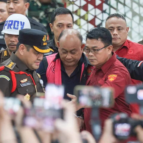 Mantan kepala Badan Gizi Nasional Dadan Hindayana digiring ke mobil tahanan usai menjalani pemeriksaan di Gedung Jampidsus Kejagung, Jakarta Selatan, Rabu (03/06/2026).