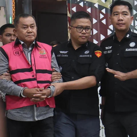 Mantan wakil kepala Badan Gizi Nasional Lodewyk Pusung<br />digiring ke mobil tahanan usai menjalani pemeriksaan di Gedung Jampidsus Kejagung, Jakarta Selatan, Rabu (03/06/2026).