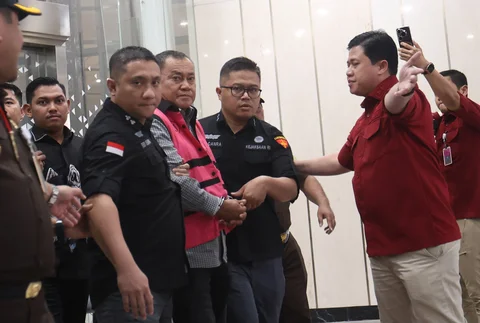 Mantan wakil kepala Badan Gizi Nasional Lodewyk Pusung<br />digiring ke mobil tahanan usai menjalani pemeriksaan di Gedung Jampidsus Kejagung, Jakarta Selatan, Rabu (03/06/2026).