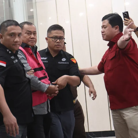 Mantan wakil kepala Badan Gizi Nasional Lodewyk Pusung<br />digiring ke mobil tahanan usai menjalani pemeriksaan di Gedung Jampidsus Kejagung, Jakarta Selatan, Rabu (03/06/2026).