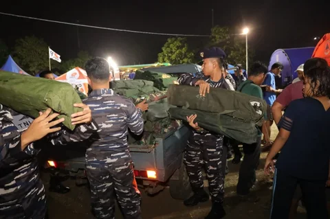 Personel TNI Angkatan Laut mendirikan tenda pengungsian bagi warga terdampak kebakaran di Kemayoran, Jakarta Pusat, Selasa (2/6/2026).