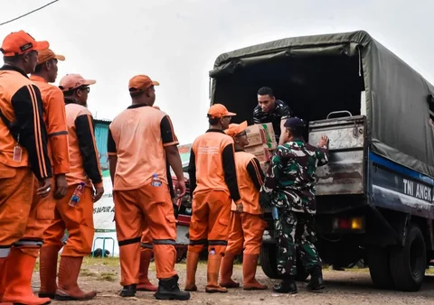 Personel TNI Angkatan Laut menyalurkan bantuan kemanusiaan bagi warga terdampak kebakaran di Kemayoran, Jakarta Pusat, Selasa (2/6/2026).