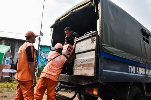Personel TNI Angkatan Laut menyalurkan bantuan kemanusiaan bagi warga terdampak kebakaran di Kemayoran, Jakarta Pusat, Selasa (2/6/2026).