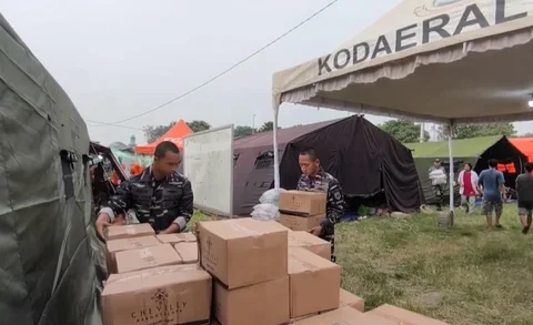 Personel TNI Angkatan Laut mendirikan tenda pengungsian dan menyalurkan bantuan kemanusiaan bagi warga terdampak kebakaran di Kemayoran, Jakarta Pusat, Selasa (2/6/2026).