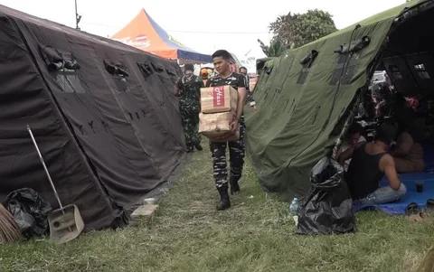Personel TNI Angkatan Laut mendirikan tenda pengungsian dan menyalurkan bantuan kemanusiaan bagi warga terdampak kebakaran di Kemayoran, Jakarta Pusat, Selasa (2/6/2026).