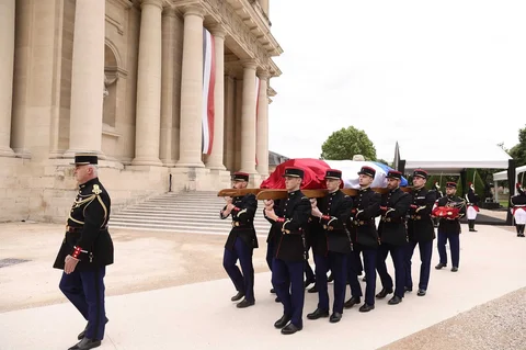 Para anggota Garda Republik membawa peti mati selama penghormatan nasional kepada mendiang filsuf dan sosiolog Prancis Edgar Morin di Hotel des Invalides di Paris, Selasa (02/06/2026) waktu setempat.