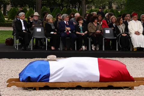 Peti mati yang diselimuti bendera Prancis selama penghormatan nasional untuk mendiang filsuf dan sosiolog Prancis Edgar Morin di Hotel des Invalides di Paris , Selasa (02/06/2026) waktu setempat.