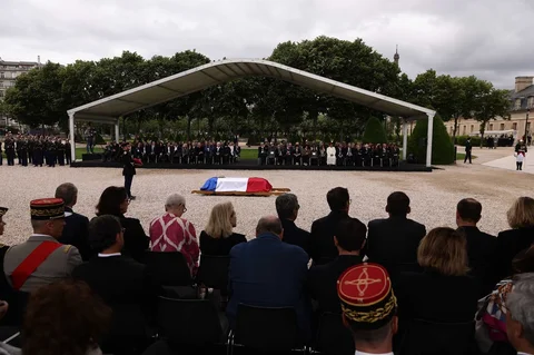 Peti mati yang diselimuti bendera Prancis selama penghormatan nasional untuk mendiang filsuf dan sosiolog Prancis Edgar Morin di Hotel des Invalides di Paris , Selasa (02/06/2026) waktu setempat.