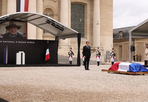 Presiden Prancis Emmanuel Macron mengheningkan cipta selama satu menit dalam penghormatan nasional kepada mendiang filsuf dan sosiolog Prancis Edgar Morin di Hotel des Invalides di Paris, Selasa (02/06/2026) waktu setempat.