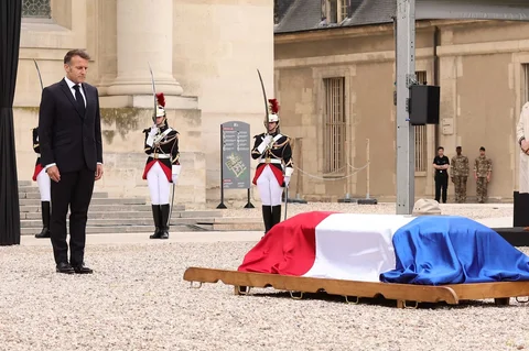 Presiden Prancis Emmanuel Macron mengheningkan cipta selama satu menit dalam penghormatan nasional kepada mendiang filsuf dan sosiolog Prancis Edgar Morin di Hotel des Invalides di Paris, Selasa (02/06/2026) waktu setempat.