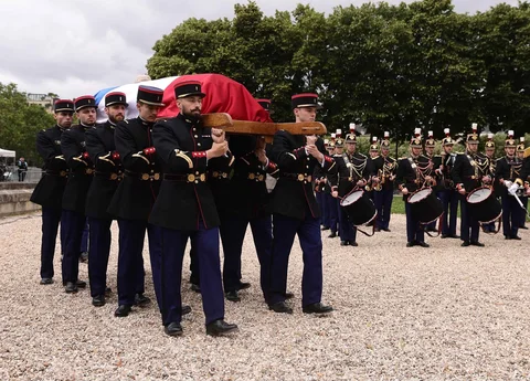 Para anggota Garda Republik membawa peti mati selama penghormatan nasional kepada mendiang filsuf dan sosiolog Prancis Edgar Morin di Hotel des Invalides di Paris, Selasa (02/06/2026) waktu setempat.
