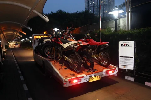 Beberapa motor sitaan hasil Operasi Tangkap Tangan (OTT) yang menjerat Kepala Kantor Imigrasi Jakarta Barat tiba di Gedung Merah Putih Komisi Pemberantasan Korupsi (KPK), Jakarta, Rabu (3/6/2026).