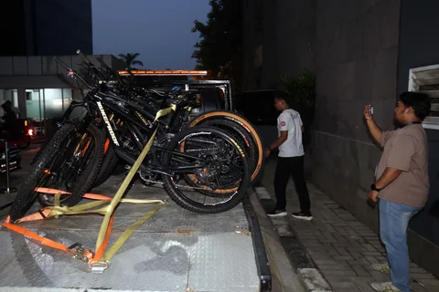 Pewarta mengambil gambar beberapa sepeda gunung sitaan hasil Operasi Tangkap Tangan (OTT) yang menjerat Kepala Kantor Imigrasi Jakarta Barat tiba di Gedung Merah Putih Komisi Pemberantasan Korupsi (KPK), Jakarta, Rabu (3/6/2026).
