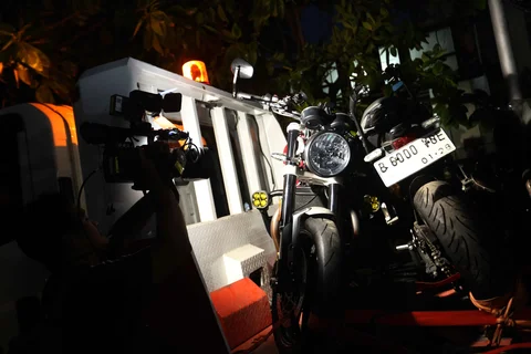 Pewarta mengambil gambar beberapa motor sitaan hasil Operasi Tangkap Tangan (OTT) yang menjerat Kepala Kantor Imigrasi Jakarta Barat tiba di Gedung Merah Putih Komisi Pemberantasan Korupsi (KPK), Jakarta, Rabu (3/6/2026)