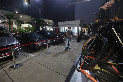 Pewarta melihat-lihat beberapa kendaraan sitaan hasil Operasi Tangkap Tangan (OTT) yang menjerat Kepala Kantor Imigrasi Jakarta Barat tiba di Gedung Merah Putih Komisi Pemberantasan Korupsi (KPK), Jakarta, Rabu (3/6/2026).
