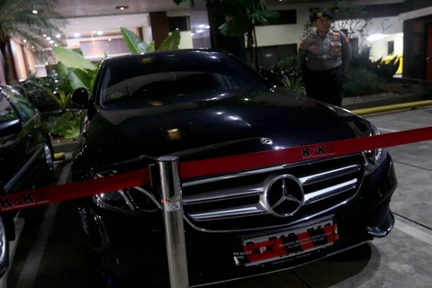 Petugas menjaga salah satu mobil yang disita dari hasil Operasi Tangkap Tangan (OTT) yang menjerat Kepala Kantor Imigrasi Jakarta Barat tiba di Gedung Merah Putih Komisi Pemberantasan Korupsi (KPK), Jakarta, Rabu (3/6/2026). (Liputan6.com/Helmi Fithriansyah)