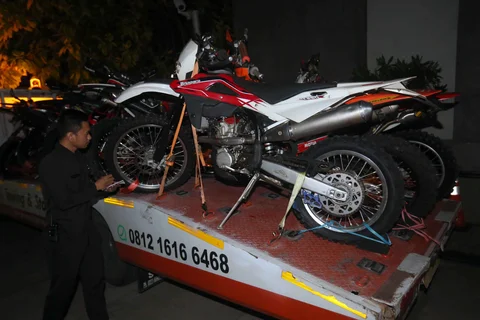 Petugas mendata motor yang disita dari hasil Operasi Tangkap Tangan (OTT) yang menjerat Kepala Kantor Imigrasi Jakarta Barat tiba di Gedung Merah Putih Komisi Pemberantasan Korupsi (KPK), Jakarta, Rabu (3/6/2026).