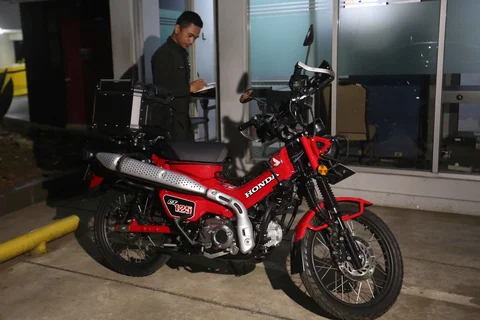 Petugas mendata motor yang disita dari hasil Operasi Tangkap Tangan (OTT) yang menjerat Kepala Kantor Imigrasi Jakarta Barat tiba di Gedung Merah Putih Komisi Pemberantasan Korupsi (KPK), Jakarta, Rabu (3/6/2026).