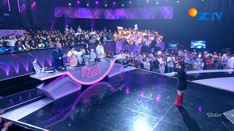 Judges kompak memberikan standing ovation untuk Felicia (Tangerang) usai membawakan lagu &ldquo;Kala Cinta Menggoda&rdquo; di The Icon Indones Top 10 Final