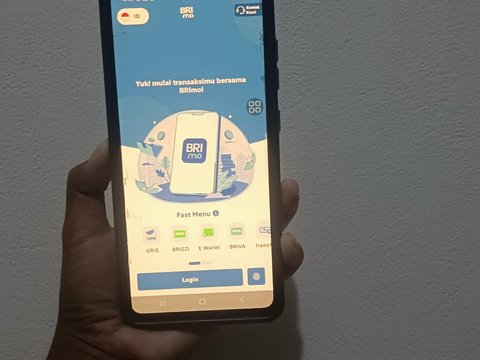 Suryono saat menggunakan fitur Login Biometrik dan Fast Menu di BRImo (Foto/Tyas Titi)