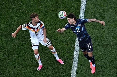 Pemain Paraguay, Mauricio menyundul bola melewati pemain Jerman Joshua Kimmich selama pertandingan sepak bola babak 32 besar Piala Dunia 2026 antara Jerman dan Paraguay di Stadion Boston di Foxborough,  AS, Senin (29/06/2026).