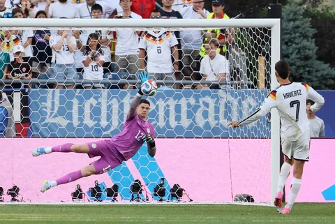 Pemain Paraguay Mauricio menyundul bola melewati pemain Jerman Joshua Kimmich selama pertandingan sepak bola babak 32 besar Piala Dunia 2026 antara Jerman dan Paraguay di Stadion Boston di Foxborough,  AS, Senin (29/06/2026).