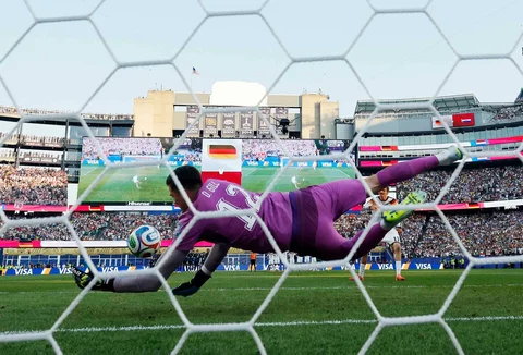 Kiper Paraguay  Orlando Gill Paraguay menyelamatkan penalti keempat dari pemain Jerman  Nick Woltemade dalam adu penalti selama pertandingan Babak 32 Besar Piala Dunia FIFA 2026 antara Jerman dan Paraguay di Stadion Boston pada 29 Juni 2026 di Foxborough, Massachusetts, AS, Senin (29/06/2026).