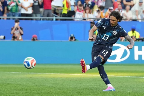 Pemain Paraguay Jose Canale mencetak gol penalti sudden death untuk memenangkan pertandingan selama pertandingan sepak bola babak 32 Piala Dunia antara Jerman dan Paraguay di Foxborough, Mass., dekat Boston, AS, Senin (29/06/2026).