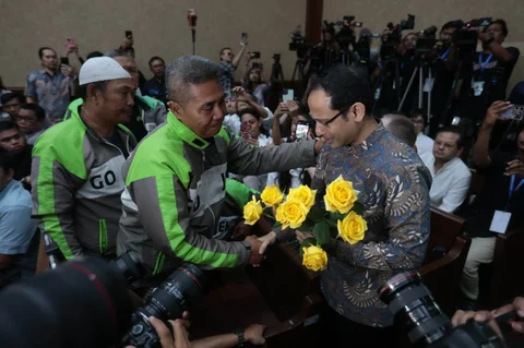 Terdakwa kasus dugaan korupsi pengadaan Chromebook dalam program digitalisasi pendidikan di Kemendikbudristek, Nadiem Anwar Makarim bersama pengemudi ojek online sebelum sidang vonis  di Pengadilan Tipikor, Jakarta, Selasa (30/06/2026).