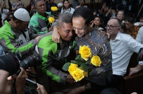 Terdakwa kasus dugaan korupsi pengadaan Chromebook dalam program digitalisasi pendidikan di Kemendikbudristek, Nadiem Anwar Makarim bersama pengemudi ojek online sebelum sidang vonis  di Pengadilan Tipikor, Jakarta, Selasa (30/06/2026).