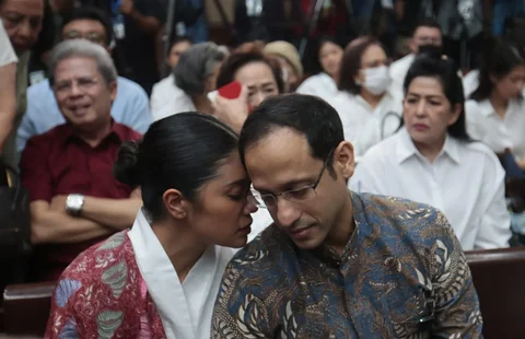 Terdakwa kasus dugaan korupsi pengadaan Chromebook dalam program digitalisasi pendidikan di Kemendikbudristek, Nadiem Anwar Makarim bersama istrinya Franka Franklin sebelum sidang vonis  di Pengadilan Tipikor, Jakarta, Selasa (30/06/2026).