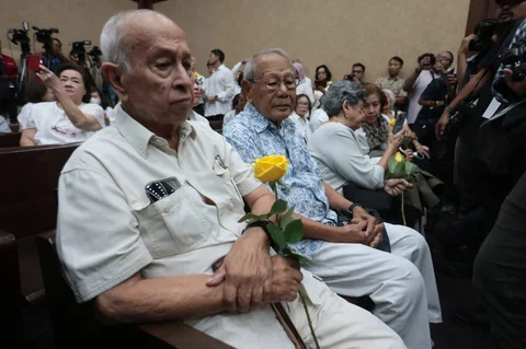 TAyah dari tersangka kasus dugaan korupsi dalam digitalisasi pendidikan pengadaan laptop Chromebook di Kemendikbudristek tahun 2019-2022 Nadiem Makarim, Nono Anwar Makarim duduk untuk mengikuti jalannya sidang pembacaan vonis di Pengadilan Tipikor, Jakarta, Selasa (30/06/2026).