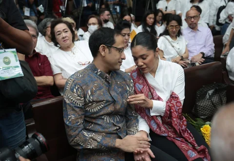 Terdakwa kasus dugaan korupsi pengadaan Chromebook dalam program digitalisasi pendidikan di Kemendikbudristek, Nadiem Anwar Makarim bersama istrinya Franka Franklin sebelum sidang vonis  di Pengadilan Tipikor, Jakarta, Selasa (30/06/2026).