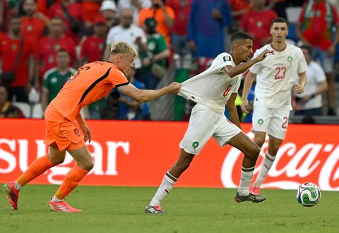 Bek Belanda Jan Paul Van Hecke berebut bola dengan gelandang Maroko Azzedine Ounahi selama pertandingan sepak bola babak 32 besar Piala Dunia 2026 antara Belanda dan Maroko di Stadion Monterrey di Guadalupe, Meksiko, Senin (29/06/2026).