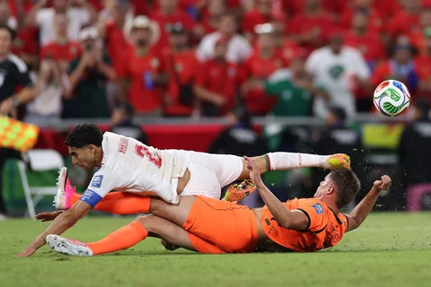 Pemain Maroko Achraf Hakimi terjatuh setelah pemain belanda  Micky van de Ven melakukan tekel di depan gawang selama pertandingan sepak bola babak 32 Piala Dunia antara Belanda dan Maroko di Guadalupe, dekat Monterrey, Meksiko, Senin (29/06/2026).<br />AP Photo/Addison Simmons
