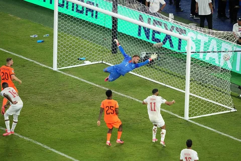 Pemain Maroko Issa Diop mencetak gol pertama mereka melawan kiper Belanda Bart Verbruggen selama pertandingan sepak bola babak 32 Piala Dunia antara Belanda dan Maroko di Guadalupe, dekat Monterrey, Meksiko, Senin (29/06/2026).