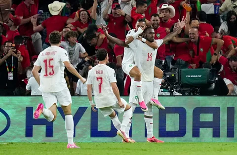 Pemain Maroko Issa Diop merayakan gol pertama timnya bersama rekan-rekan setimnya selama pertandingan sepak bola babak 32 besar Piala Dunia antara Belanda dan Maroko di Guadalupe, dekat Monterrey, Meksiko, Senin (29/06/2026).