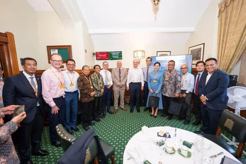 Ketua Dewan Komisioner OJK Friderica Widyasari Dewi saat menghadiri rangkaian London Climate Action Week (LCAW) 2026