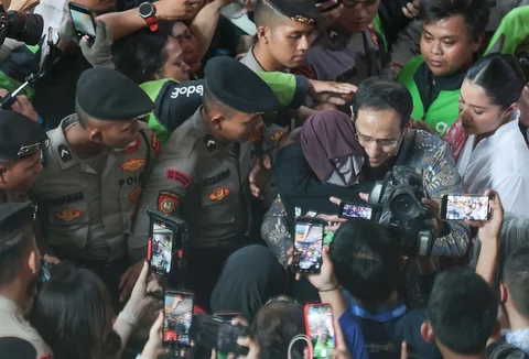 Terdakwa kasus dugaan korupsi pengadaan Chromebook di lingkungan Kemendikbudristek, Nadiem Anwar Makarim menangis bersama pendukungnya usai sidang vonis  di Gedung Pengadilan Tipikor, Jakarta Pusat, Selasa (30/6/2026).