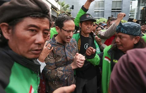 Terdakwa kasus dugaan korupsi pengadaan Chromebook di lingkungan Kemendikbudristek, Nadiem Anwar Makarim menangis bersama pendukungnya usai sidang vonis  di Gedung Pengadilan Tipikor, Jakarta Pusat, Selasa (30/6/2026).