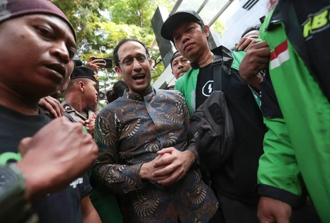 Terdakwa kasus dugaan korupsi pengadaan Chromebook di lingkungan Kemendikbudristek, Nadiem Anwar Makarim menangis bersama pendukungnya usai sidang vonis  di Gedung Pengadilan Tipikor, Jakarta Pusat, Selasa (30/6/2026).