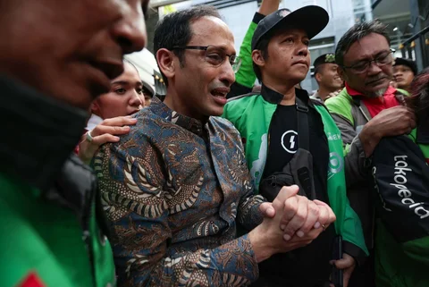Terdakwa kasus dugaan korupsi pengadaan Chromebook di lingkungan Kemendikbudristek, Nadiem Anwar Makarim menangis bersama pendukungnya usai sidang vonis  di Gedung Pengadilan Tipikor, Jakarta Pusat, Selasa (30/6/2026).