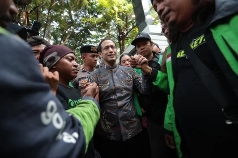 Terdakwa kasus dugaan korupsi pengadaan Chromebook di lingkungan Kemendikbudristek, Nadiem Anwar Makarim menangis bersama pendukungnya usai sidang vonis  di Gedung Pengadilan Tipikor, Jakarta Pusat, Selasa (30/6/2026).