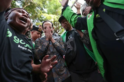 Terdakwa kasus dugaan korupsi pengadaan Chromebook di lingkungan Kemendikbudristek, Nadiem Anwar Makarim menangis bersama pendukungnya usai sidang vonis  di Gedung Pengadilan Tipikor, Jakarta Pusat, Selasa (30/6/2026).