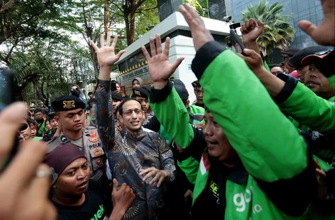 Terdakwa kasus dugaan korupsi pengadaan Chromebook di lingkungan Kemendikbudristek, Nadiem Anwar Makarim bersama pendukungnya usai sidang vonis  di Gedung Pengadilan Tipikor, Jakarta Pusat, Selasa (30/6/2026).