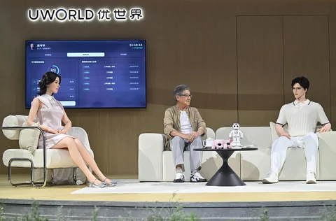 Seorang pria lanjut usia  ikut serta dalam demonstrasi dengan robot humanoid di samping kanan dan kirinya  selama peluncuran robot humanoid U1 yang diproduksi oleh UWORLD, sebuah merek di bawah UBTECH Robotics, di Shenzhen, provinsi Guangdong, Tiongkok, Selasa (30/06/2026).