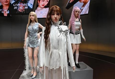 Robot humanoid dipamerkan  saat peluncuran robot humanoid U1 yang diproduksi oleh UWORLD, sebuah merek di bawah UBTECH Robotics, di Shenzhen, provinsi Guangdong, Tiongkok, Selasa (30/06/2026).