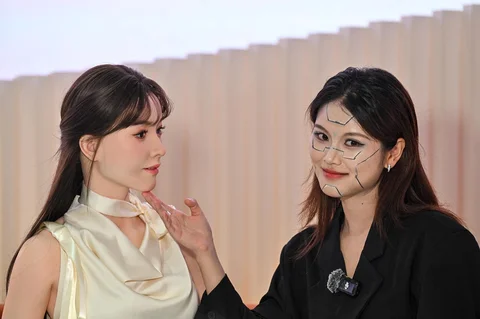 CEO UWORLD Michael Tam (kedua dari kiri) mempersembahkan robot humanoid kepada seorang pengunjung selama peluncuran robot humanoid U1 yang diproduksi oleh UWORLD, sebuah merek di bawah UBTECH Robotics, di Shenzhen, provinsi Guangdong, Tiongkok,  Selasa (30/06/2026).