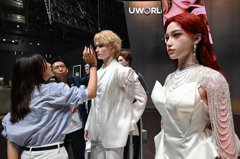 CEO UWORLD Michael Tam (kedua dari kiri) mempersembahkan robot humanoid kepada seorang pengunjung selama peluncuran robot humanoid U1 yang diproduksi oleh UWORLD, sebuah merek di bawah UBTECH Robotics, di Shenzhen, provinsi Guangdong, Tiongkok,  Selasa (30/06/2026).